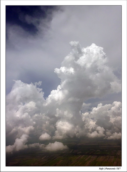 2011 - 08 - Dans les airs 27